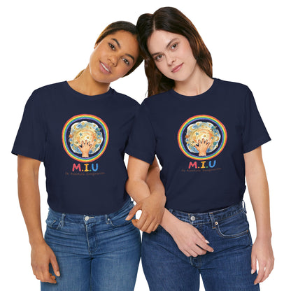 Camiseta Unisex Adulto M.I.U — Logo Manito Arcoíris | Fe, Aventura, Imaginación
