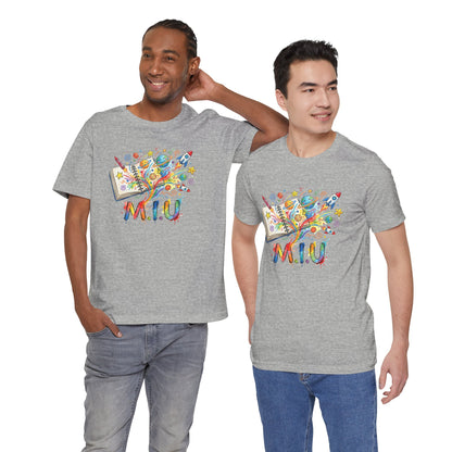 Camiseta Unisex Adulto M.I.U — Logo Libro & Universo | Fé, Aventura, Imaginación
