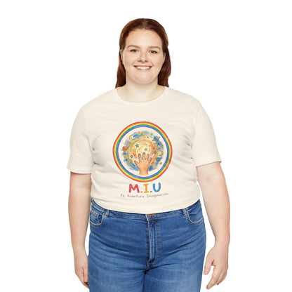 Camiseta Unisex Adulto M.I.U — Logo Manito Arcoíris | Fe, Aventura, Imaginación