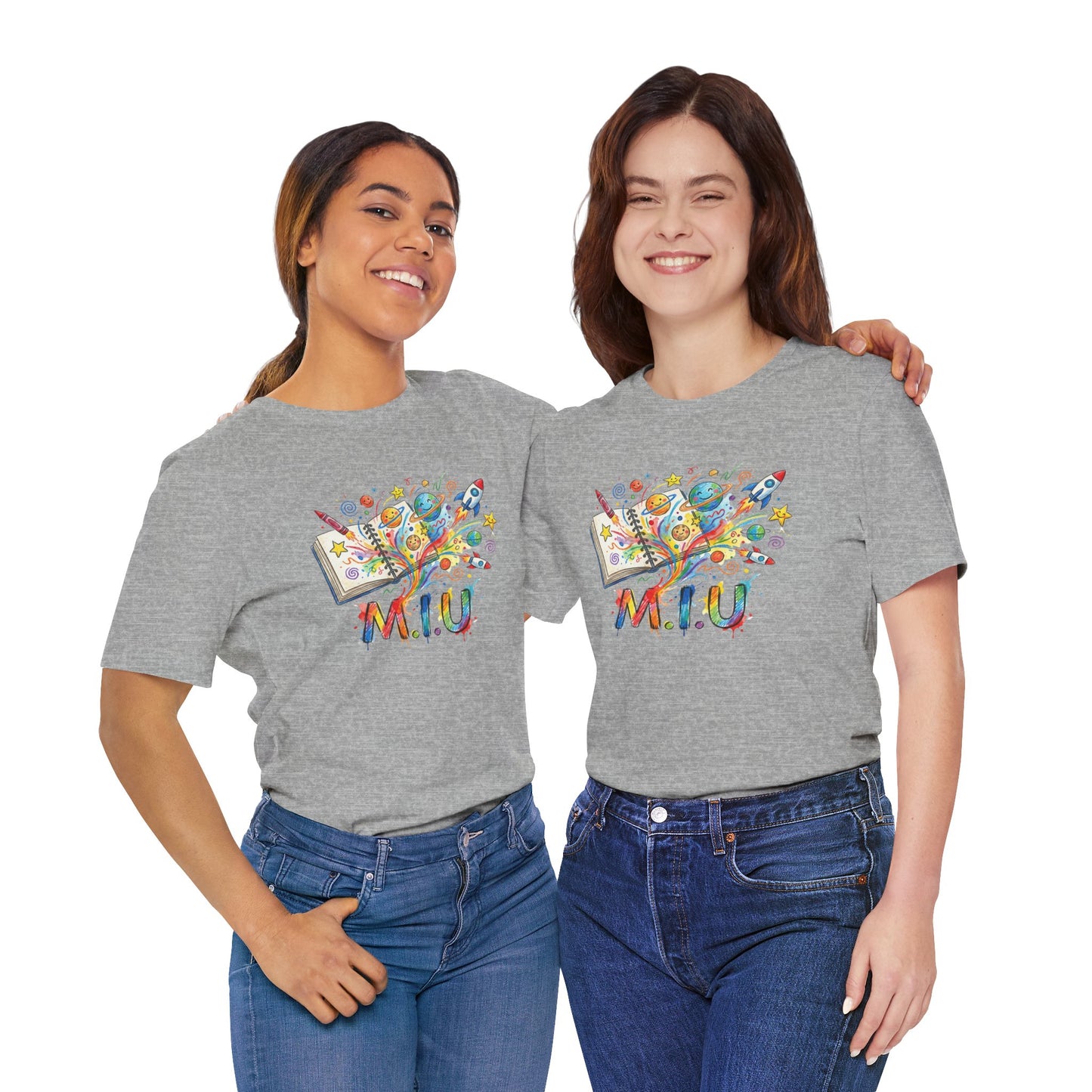 Camiseta Unisex Adulto M.I.U — Logo Libro & Universo | Fé, Aventura, Imaginación
