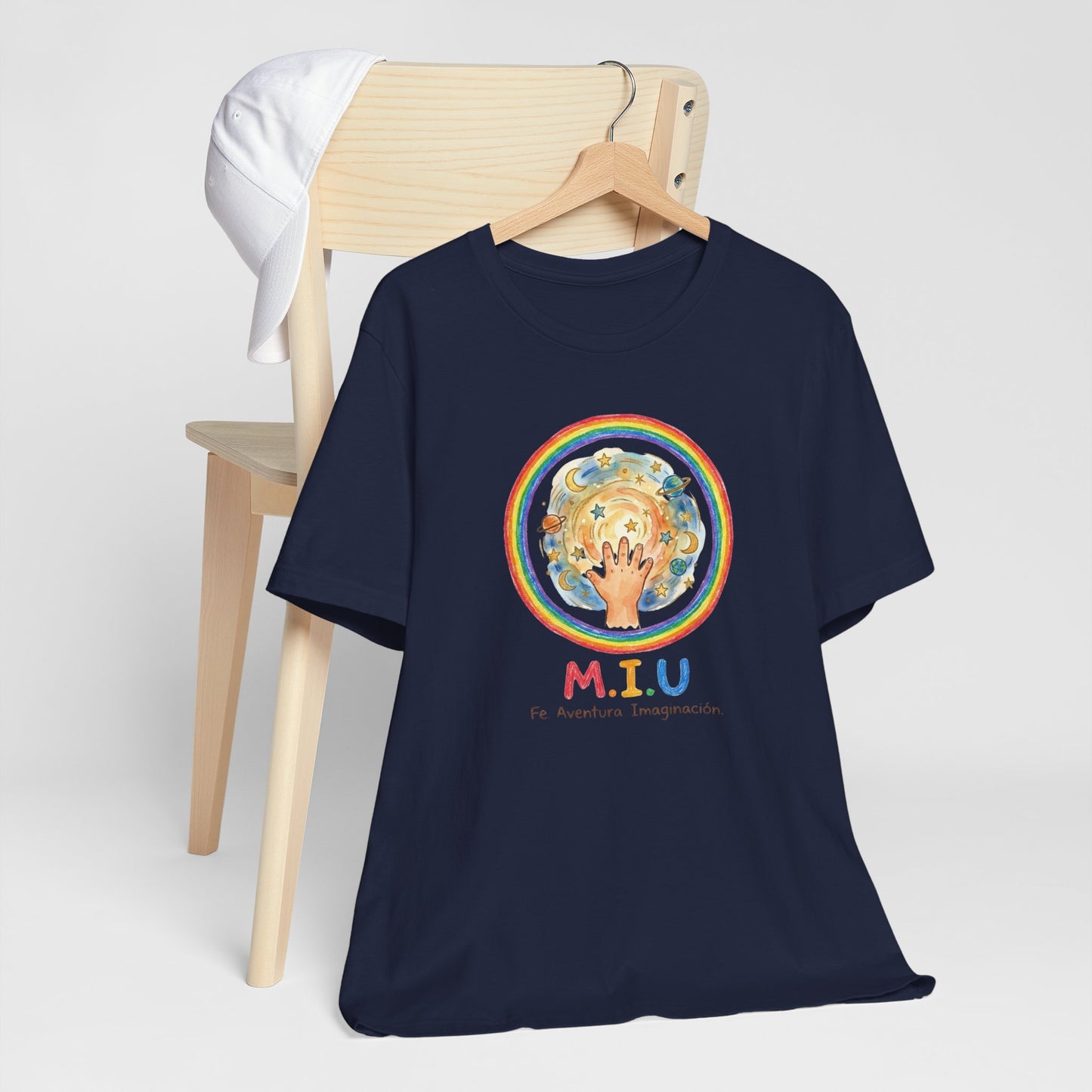 Camiseta Unisex Adulto M.I.U — Logo Manito Arcoíris | Fe, Aventura, Imaginación