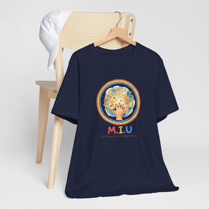 Camiseta Unisex Adulto M.I.U — Logo Manito Arcoíris | Fe, Aventura, Imaginación
