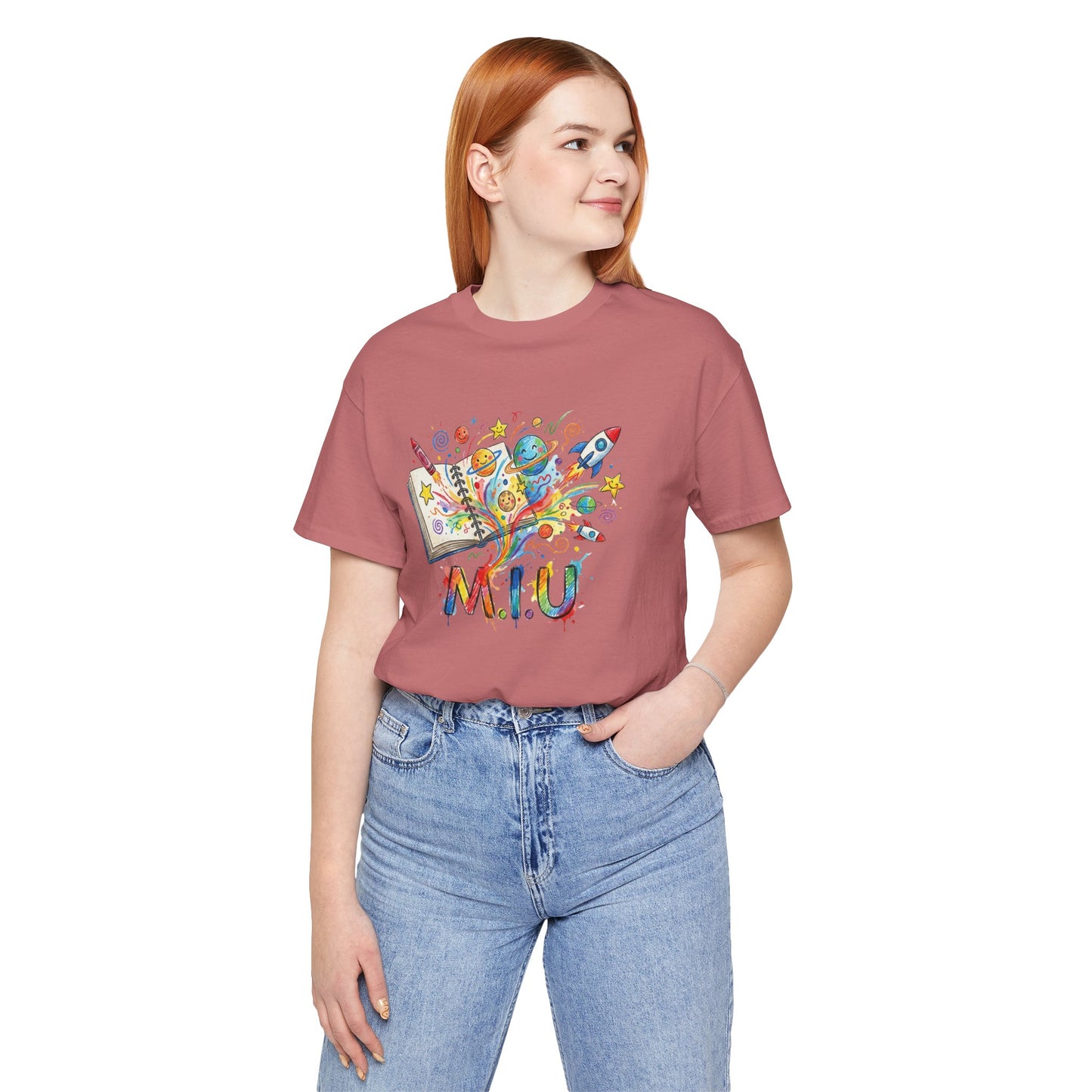 Camiseta Unisex Adulto M.I.U — Logo Libro & Universo | Fé, Aventura, Imaginación