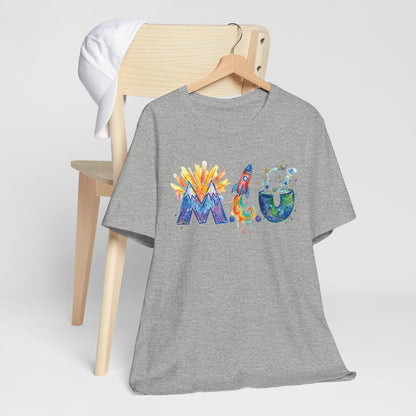 Camiseta Unisex Adulto M.I.U — Logo Fe, Aventura, Imaginación | Cohete & Universo