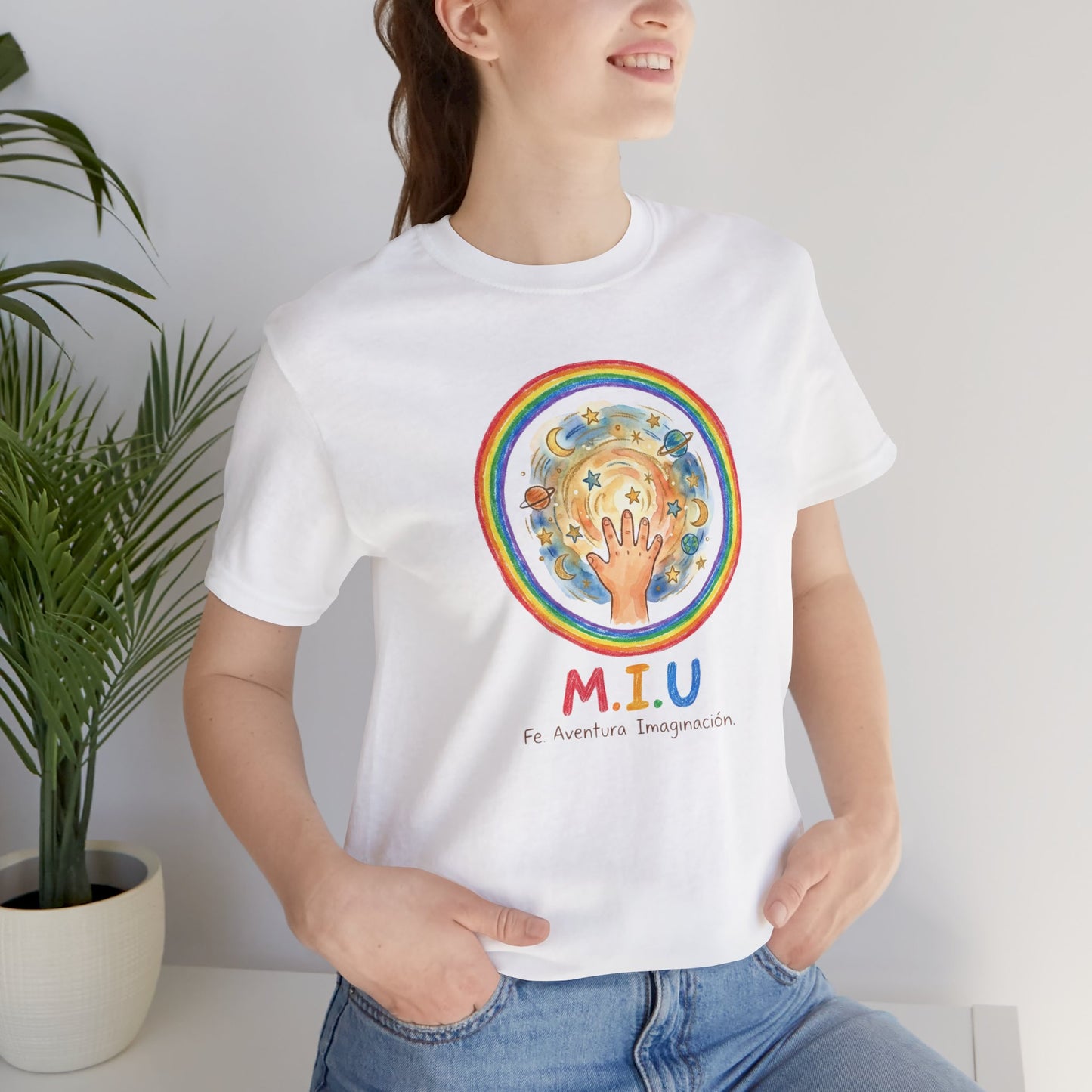 Camiseta Unisex Adulto M.I.U — Logo Manito Arcoíris | Fe, Aventura, Imaginación