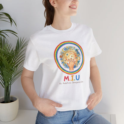 Camiseta Unisex Adulto M.I.U — Logo Manito Arcoíris | Fe, Aventura, Imaginación