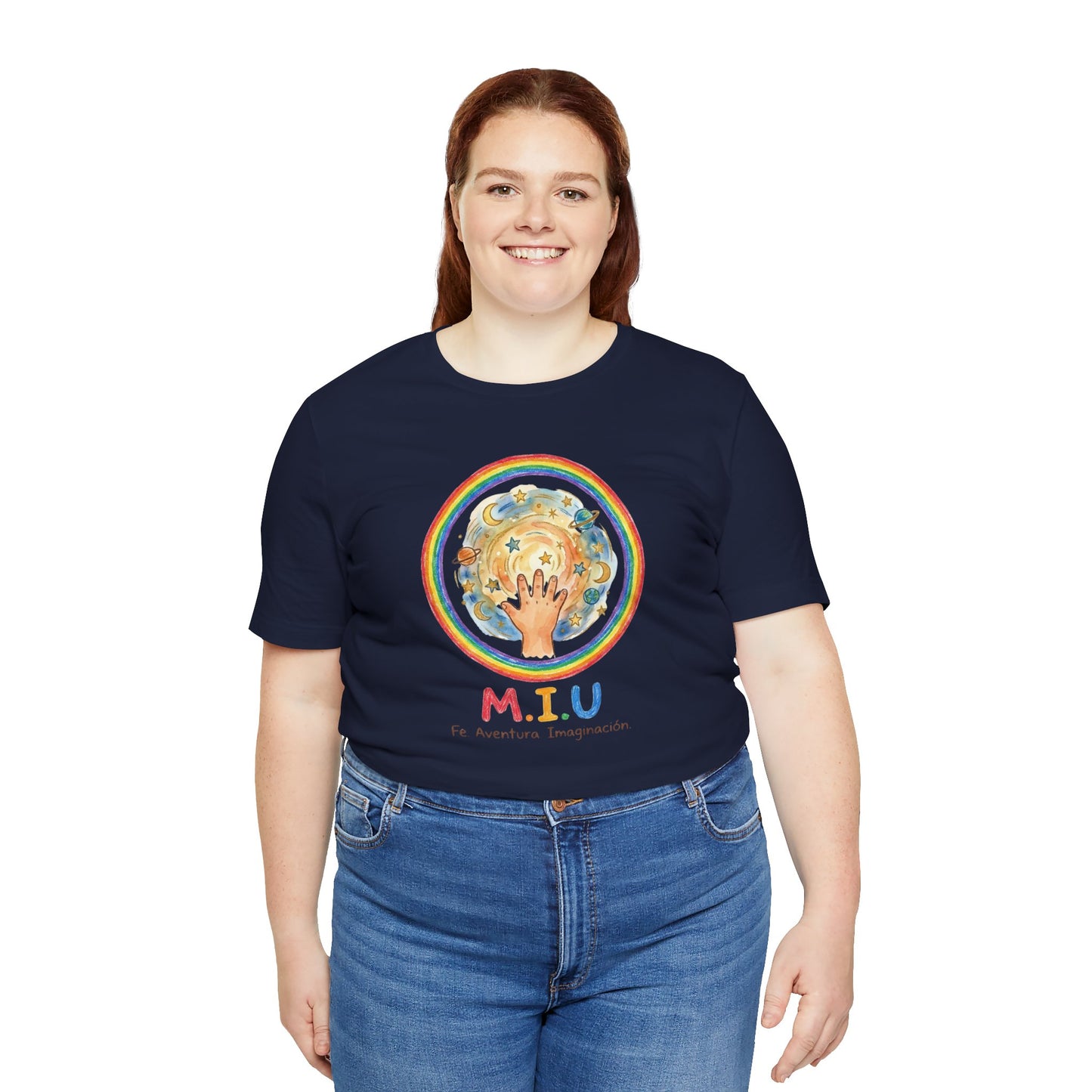 Camiseta Unisex Adulto M.I.U — Logo Manito Arcoíris | Fe, Aventura, Imaginación
