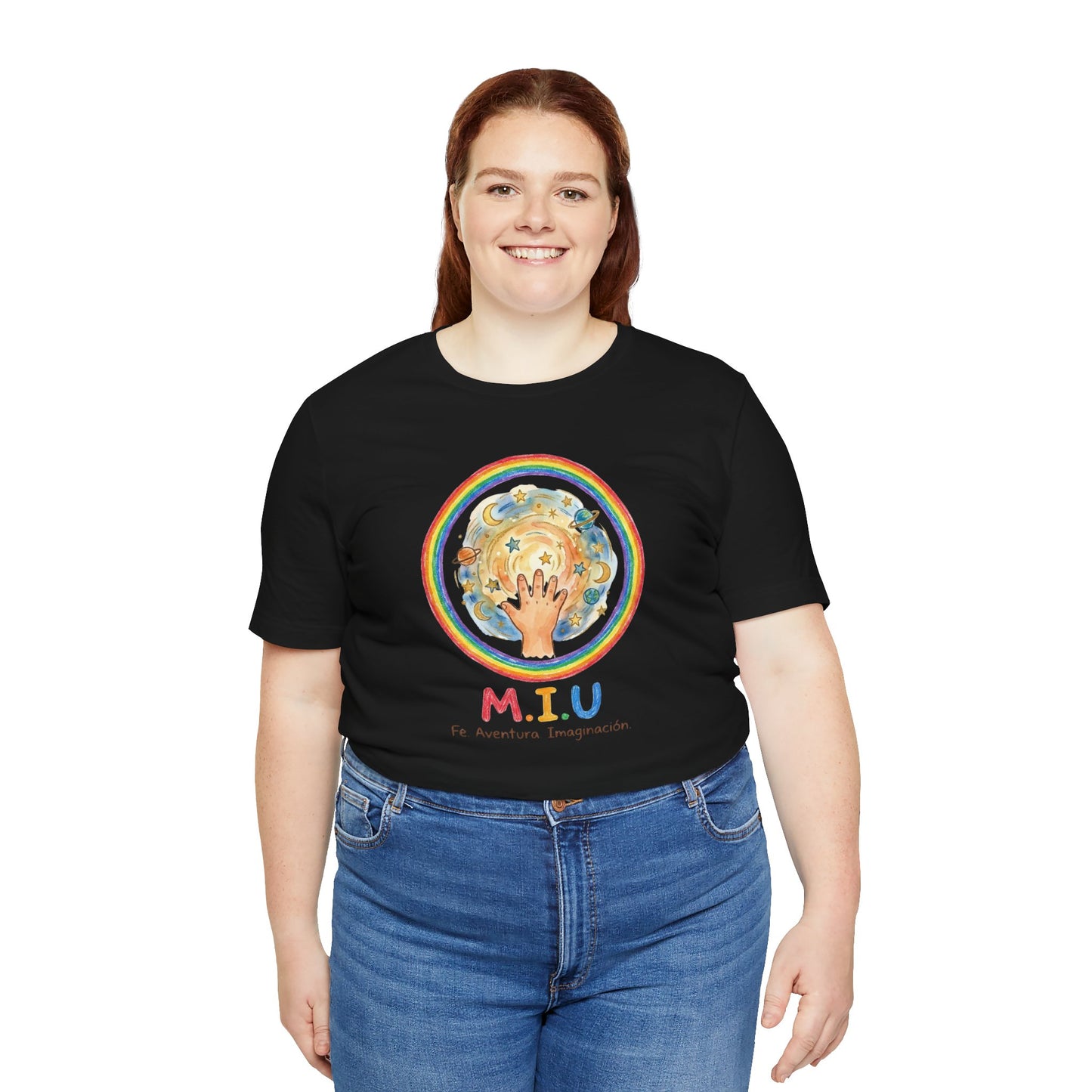 Camiseta Unisex Adulto M.I.U — Logo Manito Arcoíris | Fe, Aventura, Imaginación