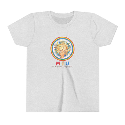Camiseta Unisex Niños M.I.U — Logo Manito Arcoíris | Fe, Aventura, Imaginación