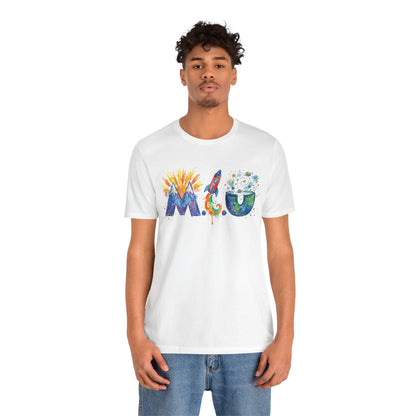 Camiseta Unisex Adulto M.I.U — Logo Fe, Aventura, Imaginación | Cohete & Universo
