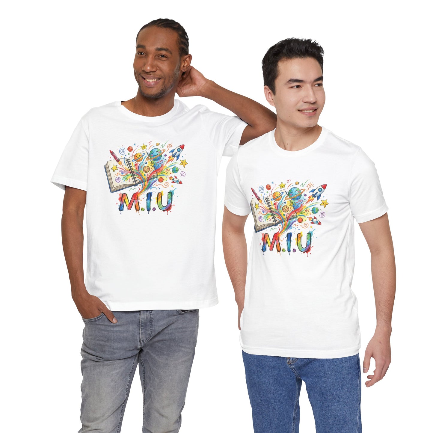 Camiseta Unisex Adulto M.I.U — Logo Libro & Universo | Fé, Aventura, Imaginación