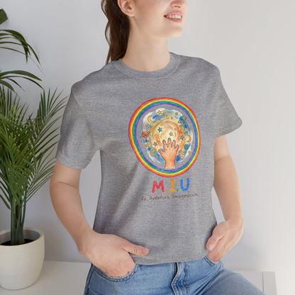 Camiseta Unisex Adulto M.I.U — Logo Manito Arcoíris | Fe, Aventura, Imaginación
