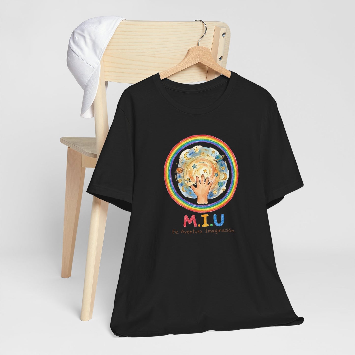 Camiseta Unisex Adulto M.I.U — Logo Manito Arcoíris | Fe, Aventura, Imaginación
