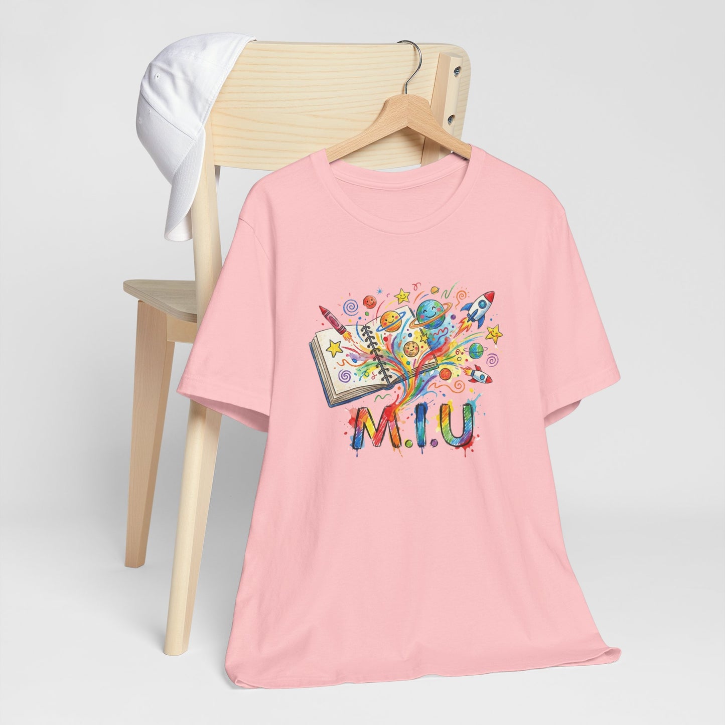Camiseta Unisex Adulto M.I.U — Logo Libro & Universo | Fé, Aventura, Imaginación