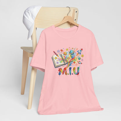 Camiseta Unisex Adulto M.I.U — Logo Libro & Universo | Fé, Aventura, Imaginación