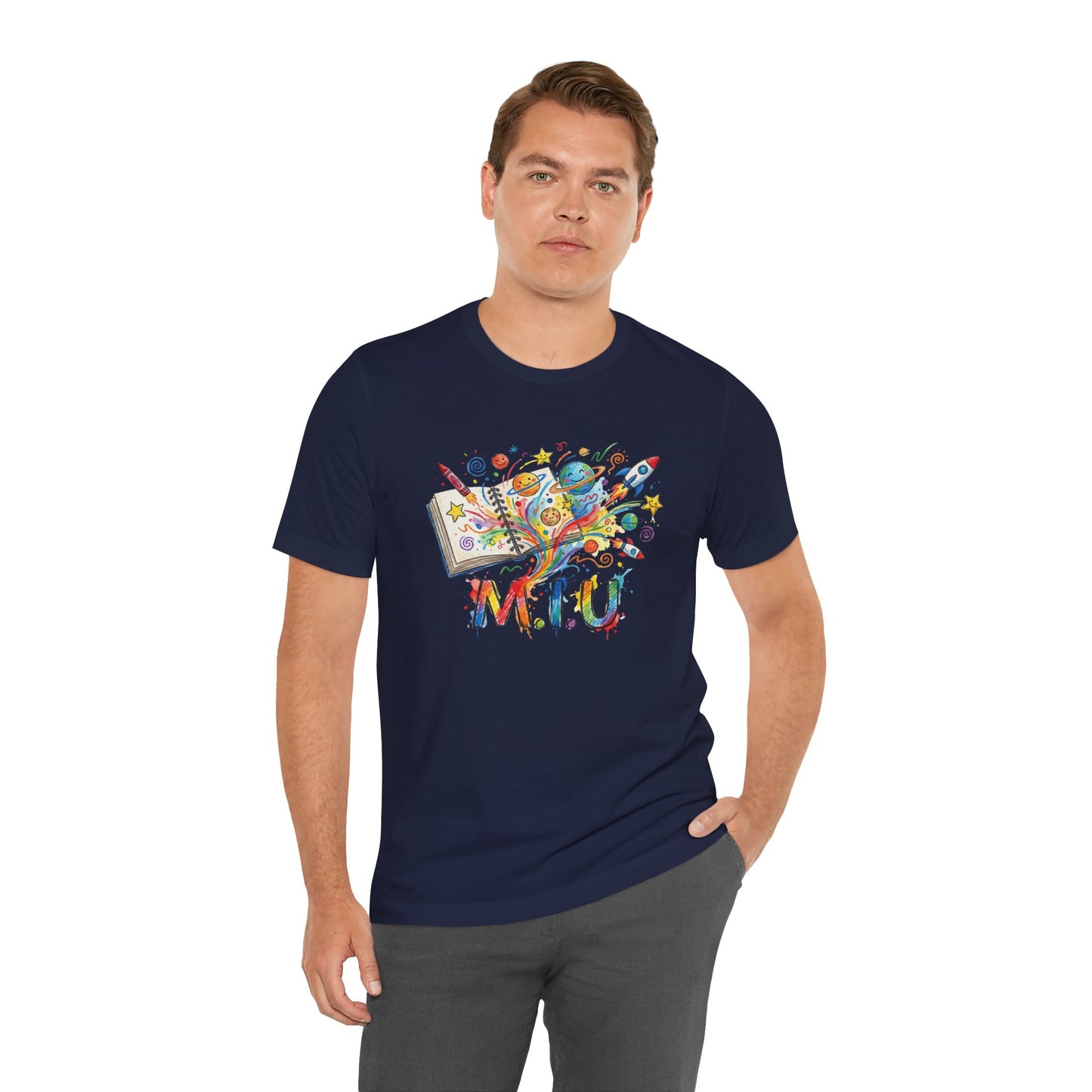 Camiseta Unisex Adulto M.I.U — Logo Libro & Universo | Fé, Aventura, Imaginación