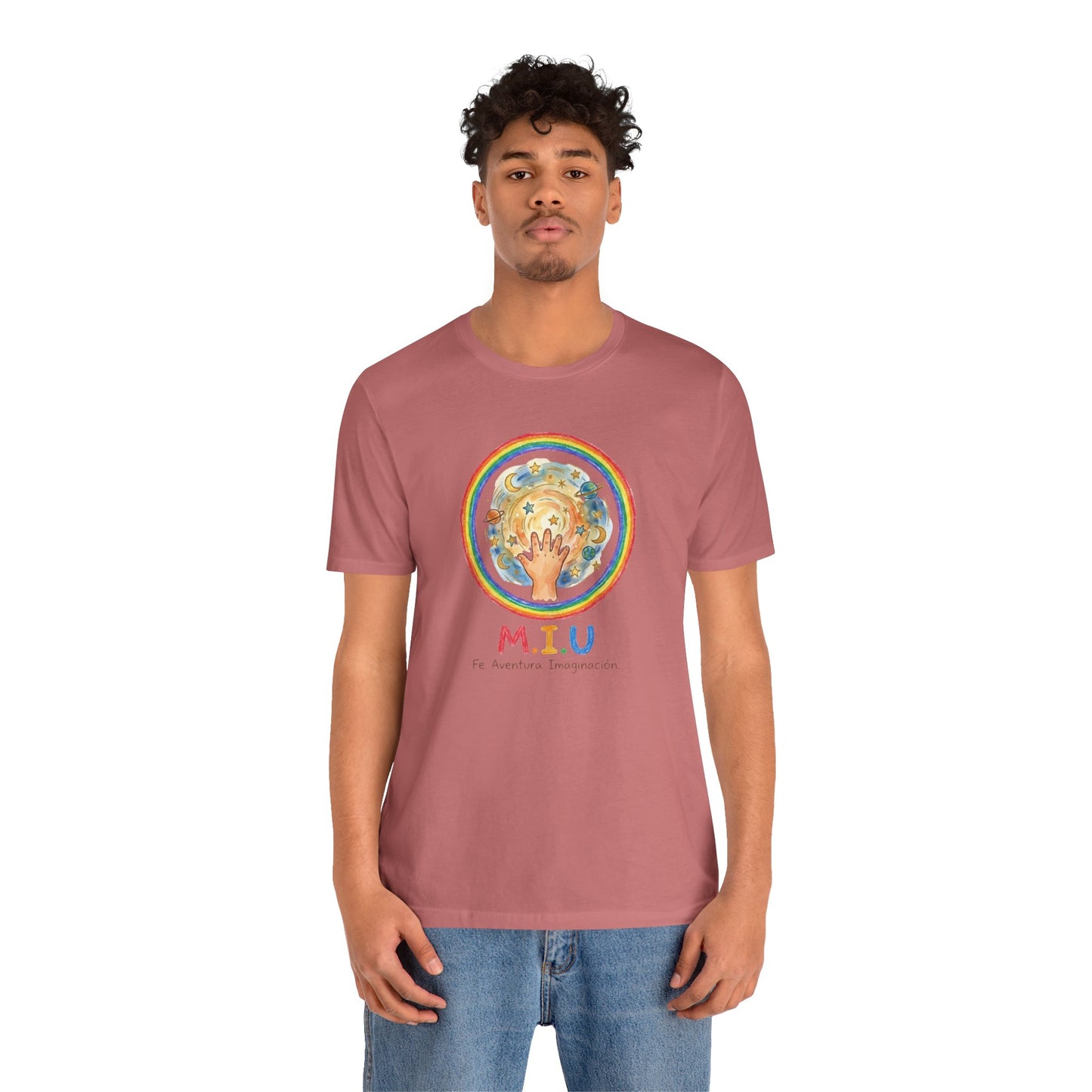 Camiseta Unisex Adulto M.I.U — Logo Manito Arcoíris | Fe, Aventura, Imaginación