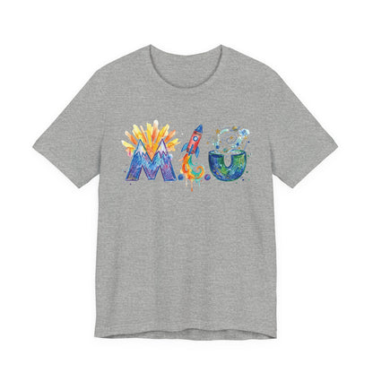 Camiseta Unisex Adulto M.I.U — Logo Fe, Aventura, Imaginación | Cohete & Universo