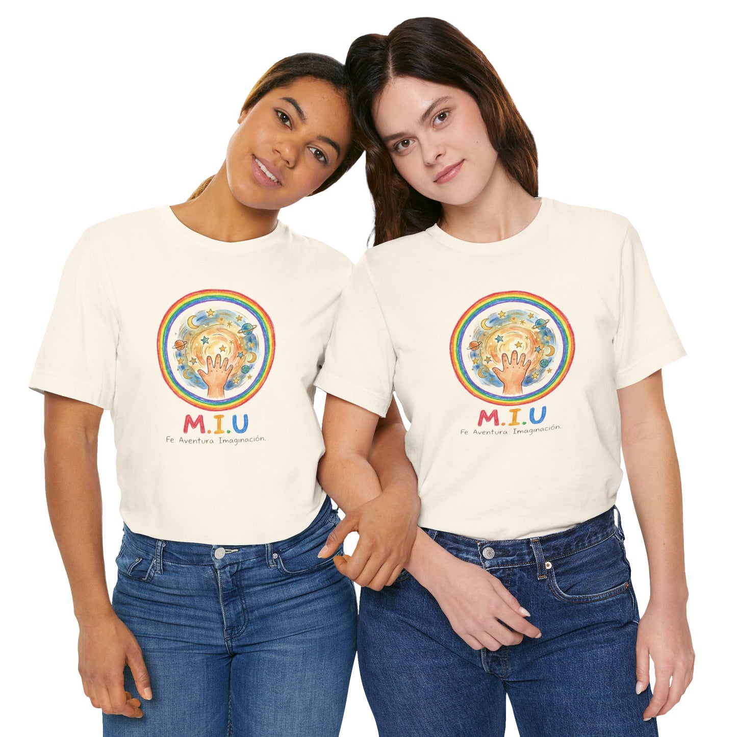 Camiseta Unisex Adulto M.I.U — Logo Manito Arcoíris | Fe, Aventura, Imaginación