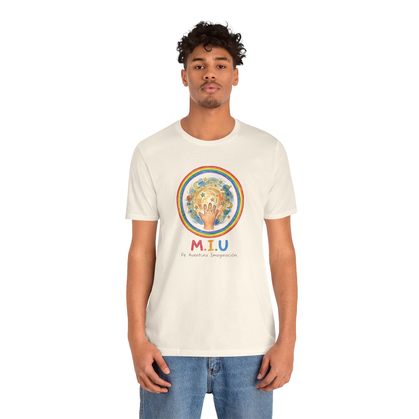 Camiseta Unisex Adulto M.I.U — Logo Manito Arcoíris | Fe, Aventura, Imaginación