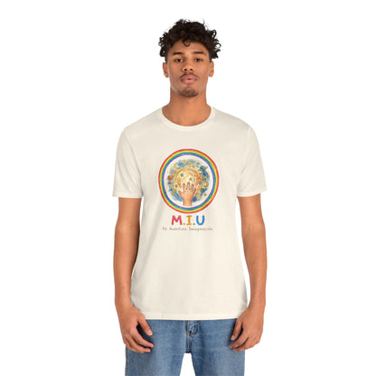 Camiseta Unisex Adulto M.I.U — Logo Manito Arcoíris | Fe, Aventura, Imaginación