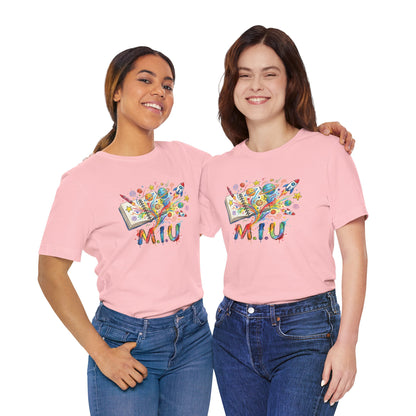 Camiseta Unisex Adulto M.I.U — Logo Libro & Universo | Fé, Aventura, Imaginación