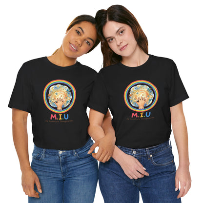 Camiseta Unisex Adulto M.I.U — Logo Manito Arcoíris | Fe, Aventura, Imaginación