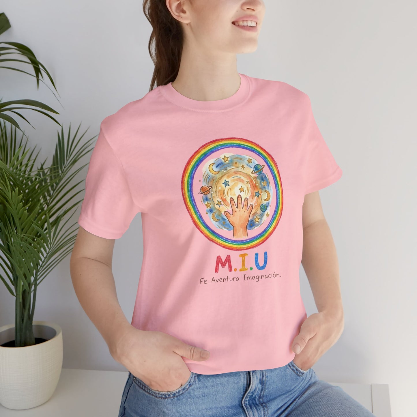 Camiseta Unisex Adulto M.I.U — Logo Manito Arcoíris | Fe, Aventura, Imaginación