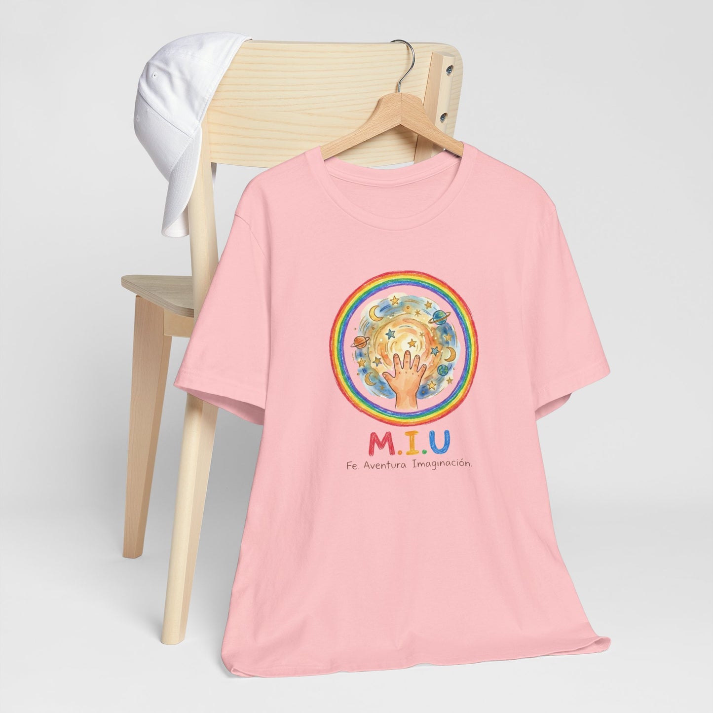 Camiseta Unisex Adulto M.I.U — Logo Manito Arcoíris | Fe, Aventura, Imaginación