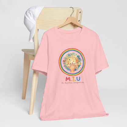 Camiseta Unisex Adulto M.I.U — Logo Manito Arcoíris | Fe, Aventura, Imaginación