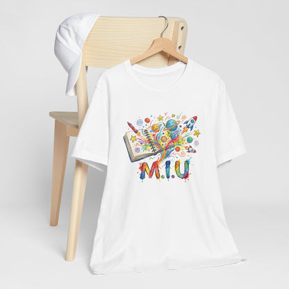 Camiseta Unisex Adulto M.I.U — Logo Libro & Universo | Fé, Aventura, Imaginación