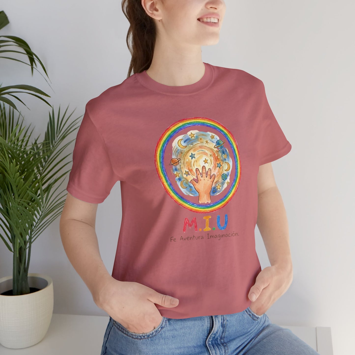 Camiseta Unisex Adulto M.I.U — Logo Manito Arcoíris | Fe, Aventura, Imaginación