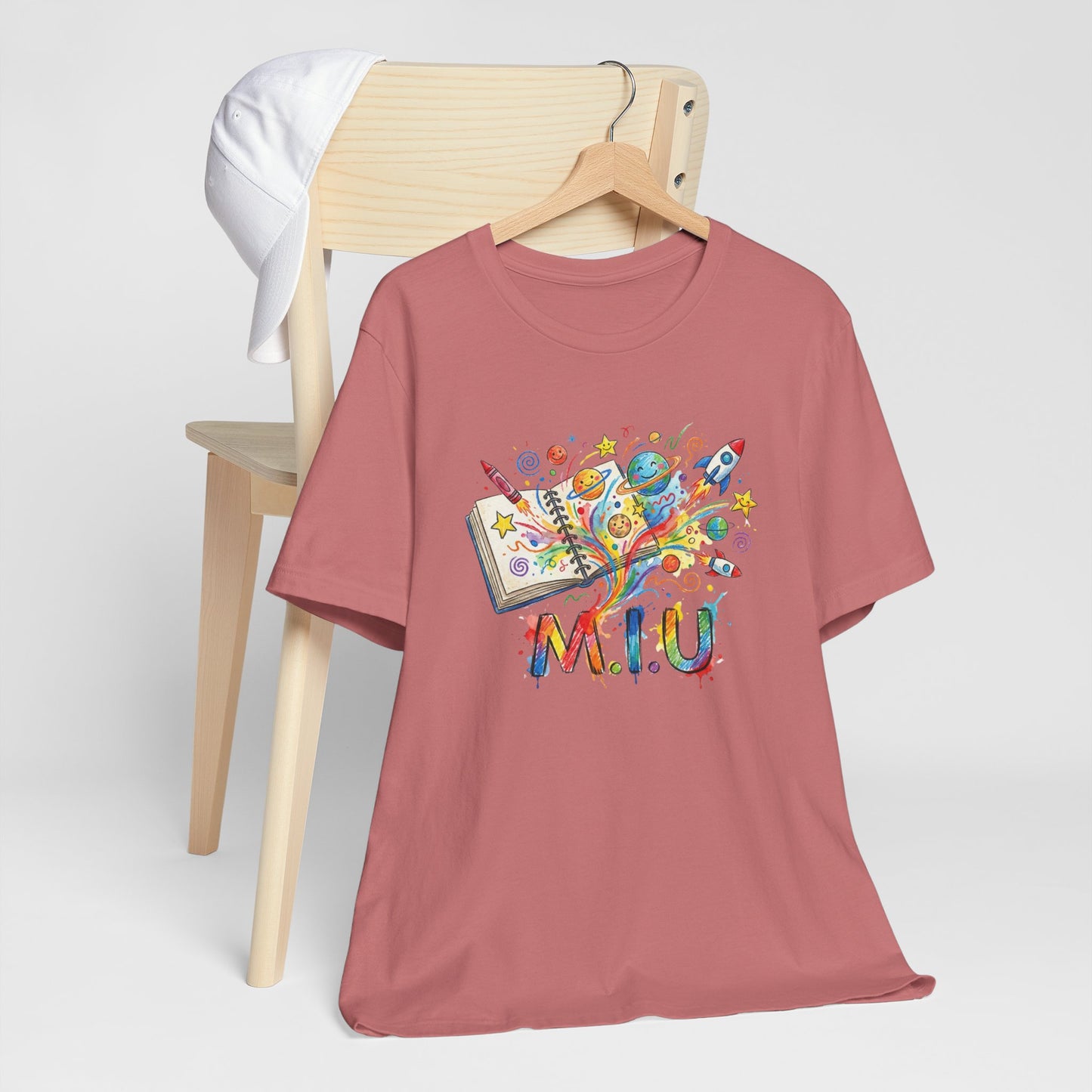 Camiseta Unisex Adulto M.I.U — Logo Libro & Universo | Fé, Aventura, Imaginación