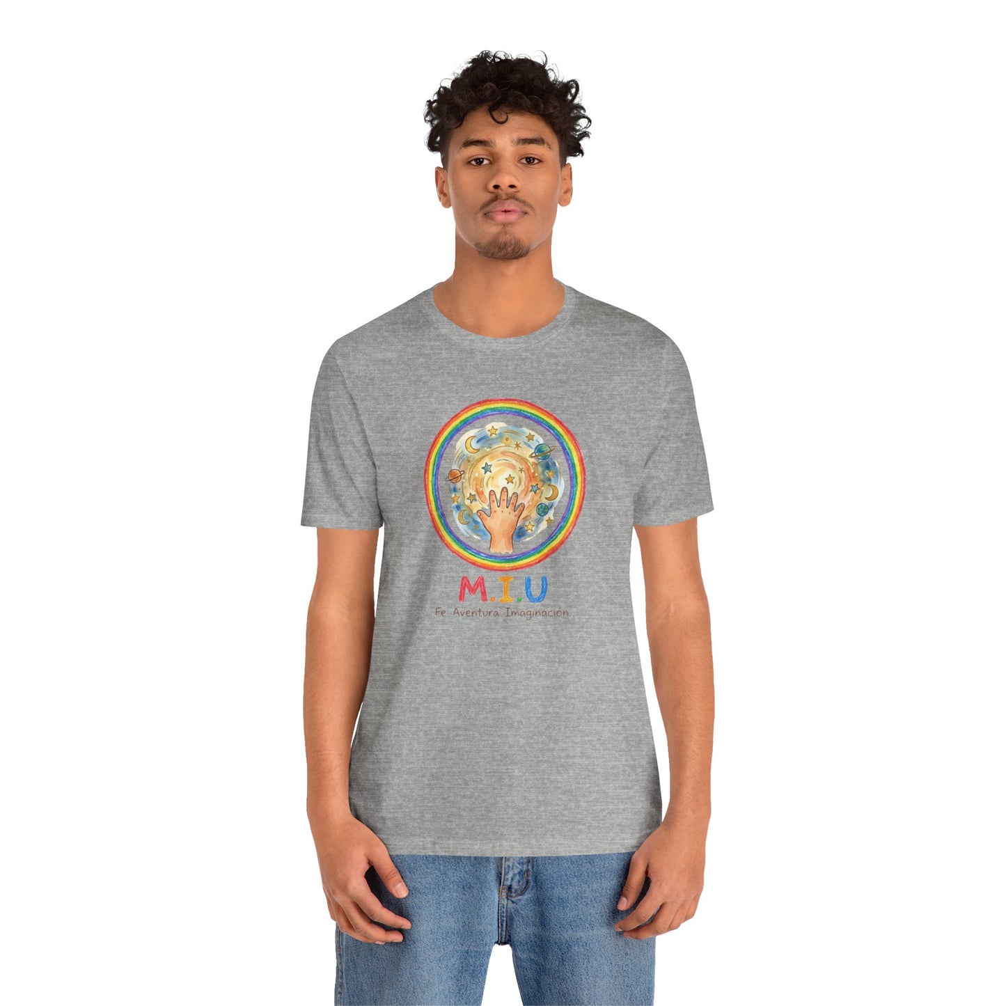 Camiseta Unisex Adulto M.I.U — Logo Manito Arcoíris | Fe, Aventura, Imaginación