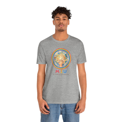 Camiseta Unisex Adulto M.I.U — Logo Manito Arcoíris | Fe, Aventura, Imaginación