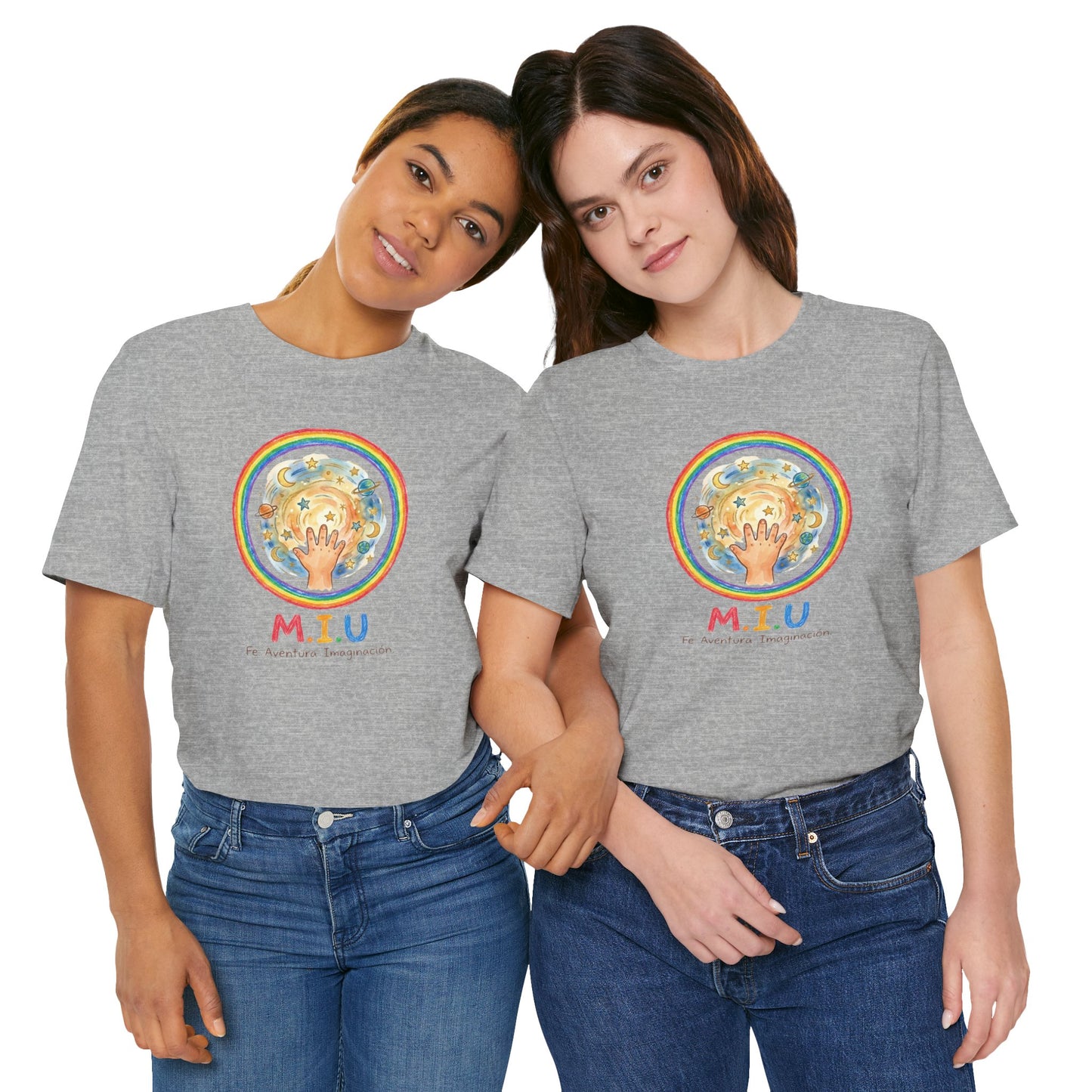 Camiseta Unisex Adulto M.I.U — Logo Manito Arcoíris | Fe, Aventura, Imaginación