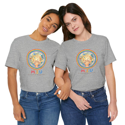 Camiseta Unisex Adulto M.I.U — Logo Manito Arcoíris | Fe, Aventura, Imaginación