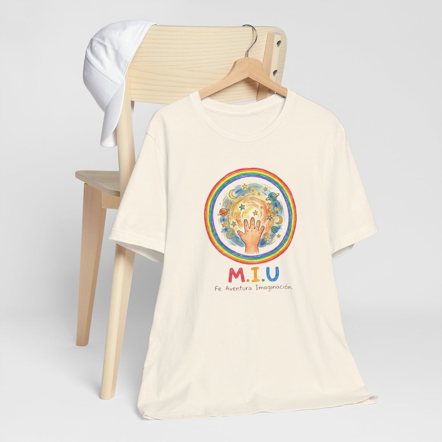 Camiseta Unisex Adulto M.I.U — Logo Manito Arcoíris | Fe, Aventura, Imaginación