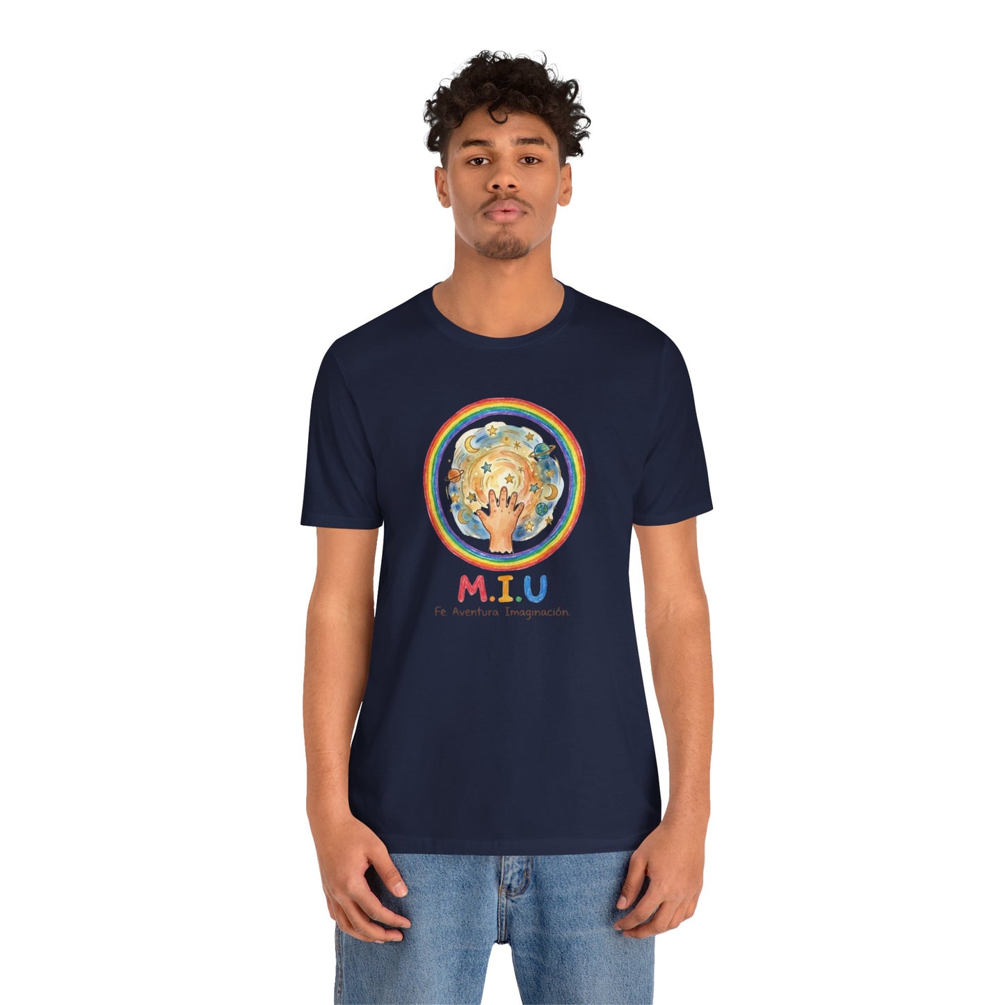 Camiseta Unisex Adulto M.I.U — Logo Manito Arcoíris | Fe, Aventura, Imaginación