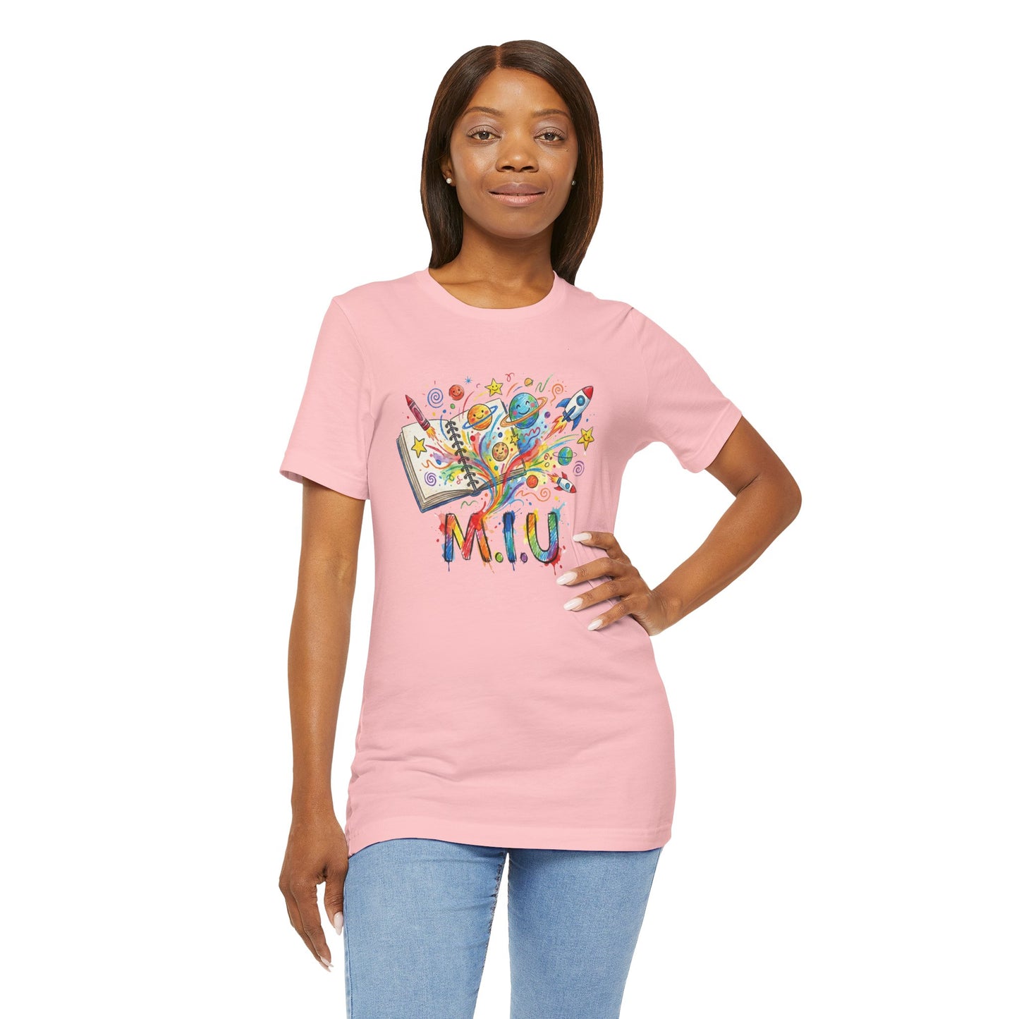Camiseta Unisex Adulto M.I.U — Logo Libro & Universo | Fé, Aventura, Imaginación
