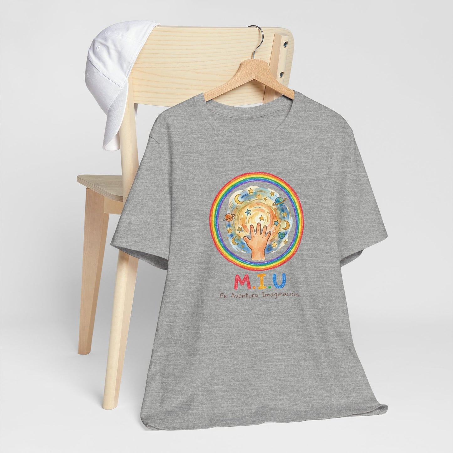 Camiseta Unisex Adulto M.I.U — Logo Manito Arcoíris | Fe, Aventura, Imaginación