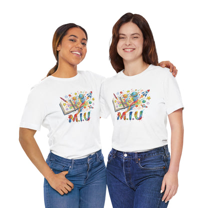 Camiseta Unisex Adulto M.I.U — Logo Libro & Universo | Fé, Aventura, Imaginación