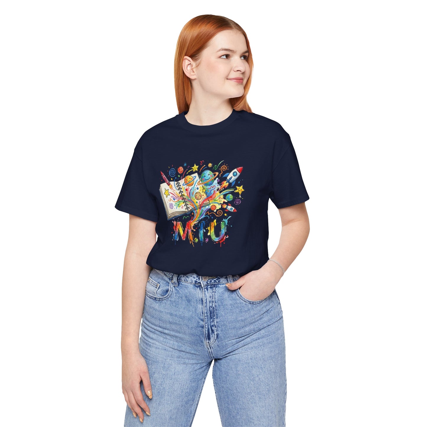 Camiseta Unisex Adulto M.I.U — Logo Libro & Universo | Fé, Aventura, Imaginación