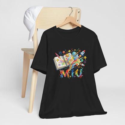 Camiseta Unisex Adulto M.I.U — Logo Libro & Universo | Fé, Aventura, Imaginación
