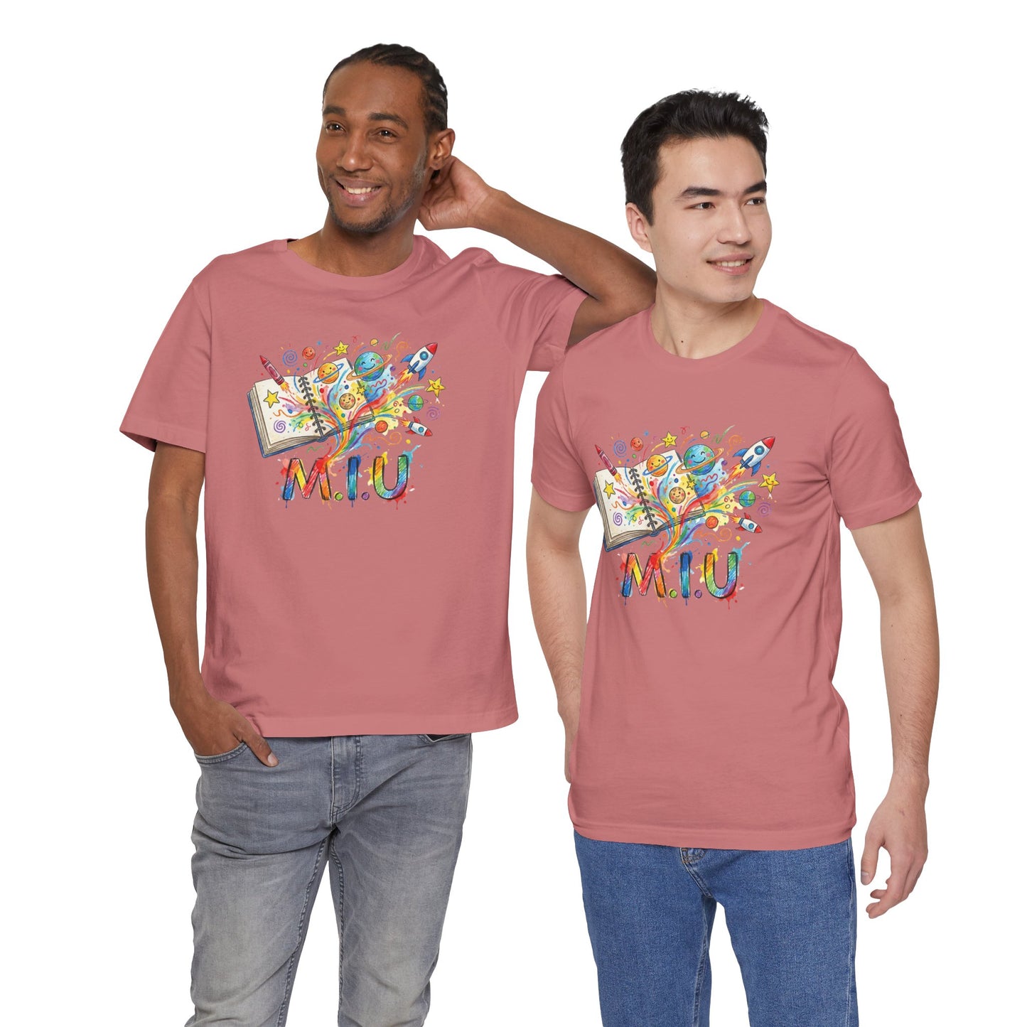 Camiseta Unisex Adulto M.I.U — Logo Libro & Universo | Fé, Aventura, Imaginación