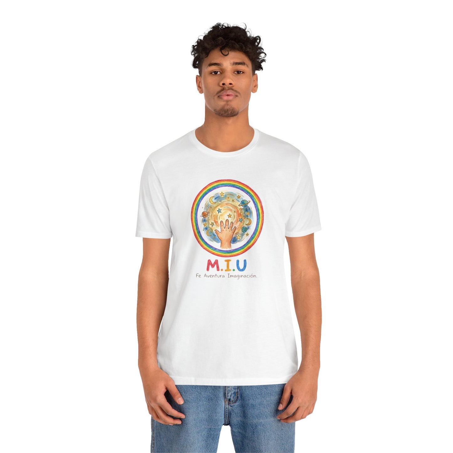 Camiseta Unisex Adulto M.I.U — Logo Manito Arcoíris | Fe, Aventura, Imaginación
