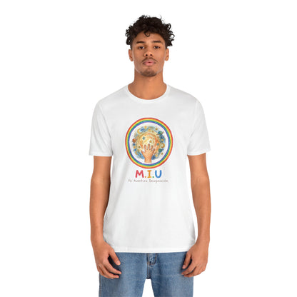 Camiseta Unisex Adulto M.I.U — Logo Manito Arcoíris | Fe, Aventura, Imaginación