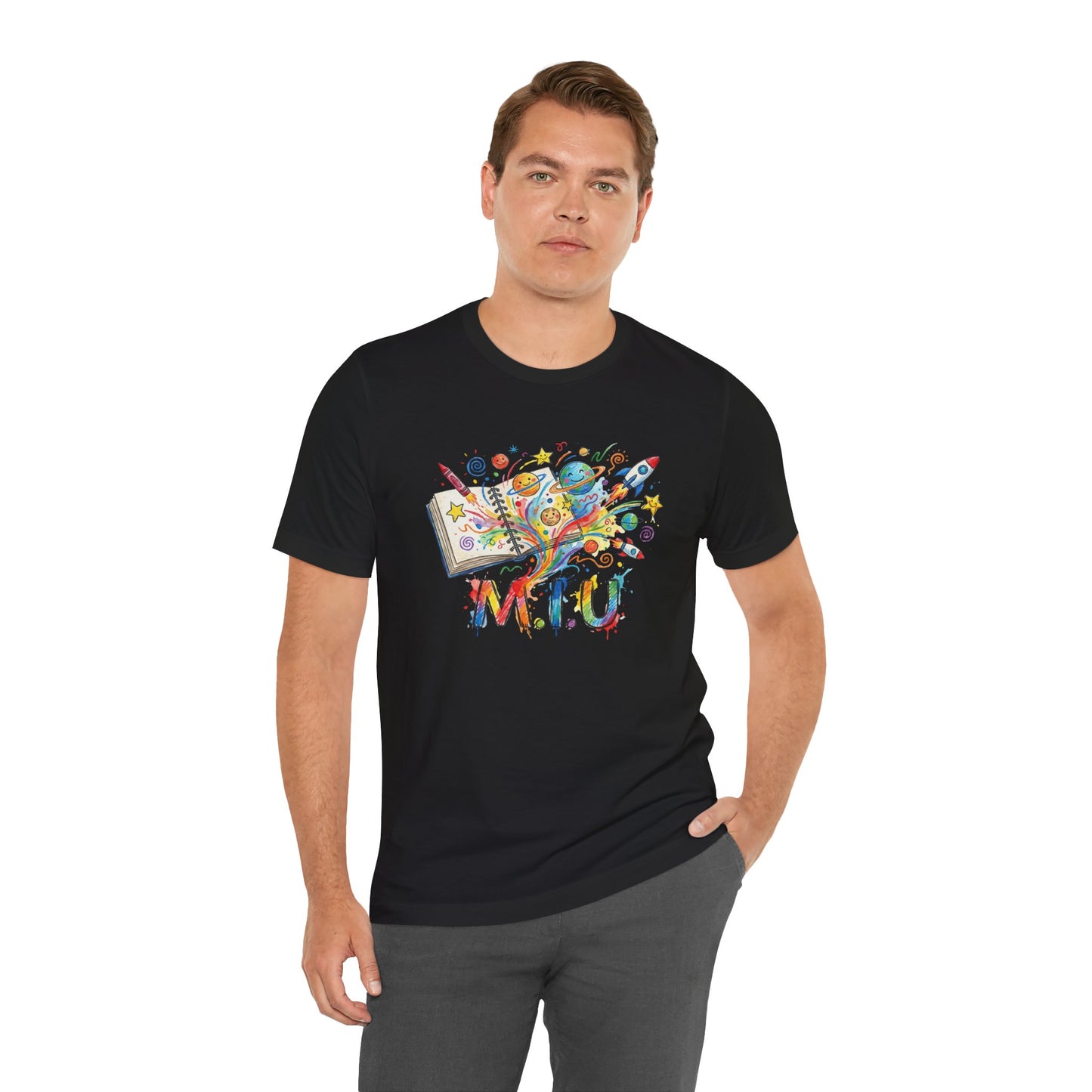 Camiseta Unisex Adulto M.I.U — Logo Libro & Universo | Fé, Aventura, Imaginación