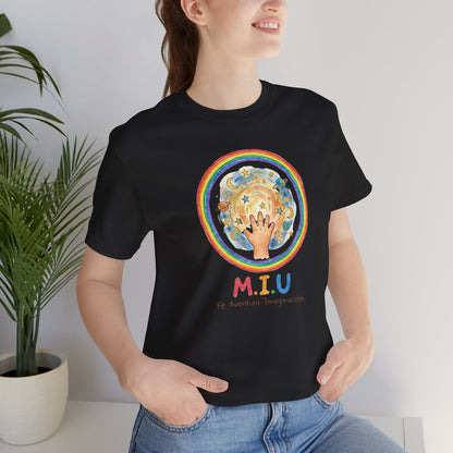 Camiseta Unisex Adulto M.I.U — Logo Manito Arcoíris | Fe, Aventura, Imaginación