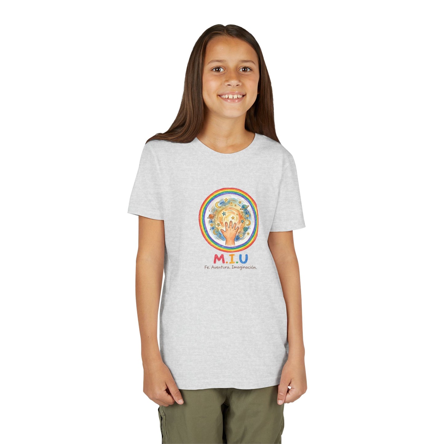 Camiseta Unisex Niños M.I.U — Logo Manito Arcoíris | Fe, Aventura, Imaginación